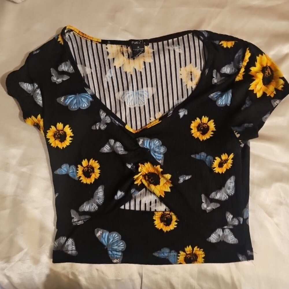 Rue21 Y2K Sunflower and Butterfly Cropped Tee with Front Cutout Sz L tagged M